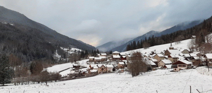 Neige en moyenne montagne : en voie de disparition ? Ici la Ferrière (38) à 945 m d'altitude le dimanche 14 mars 2021 