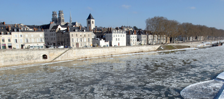La Loire partiellement gelée à Orléans lors de la vague de froid de février 2012, un paysage qui a une faible probabilité d'être revu au 21e siècle