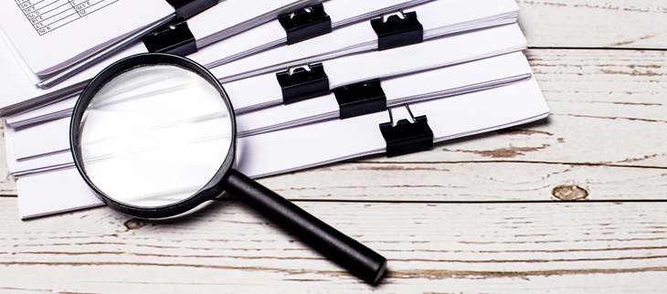 Loupe posée sur un ensemble de documents