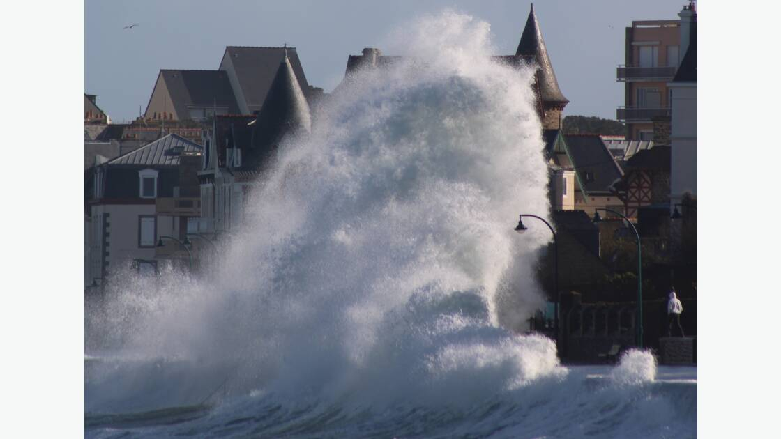 " Les vagues à l’assaut de la ville " par Morgane Lebret.