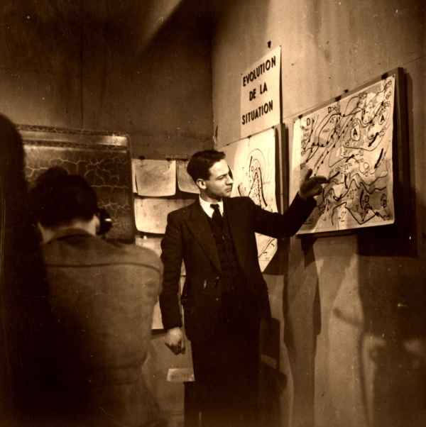 Première diffusion, en direct à la télévision française, d'un bulletin météorologique présenté par Monsieur Douchy. Première carte télévisée du 17 décembre 1946. © Météo-France.