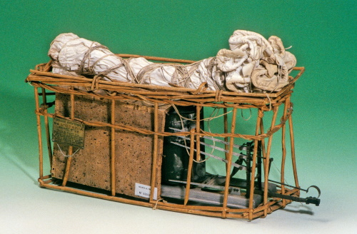 Météorographe construit par Jules Richard et modifié par Teisserenc de Bort, pour la campagne de mesures en mer de l'Otaria en 1905-1906. Placé dans une nacelle en osier emportée par un ballon-sonde, il enregistre, sur un cylindre enduit de noir de fumée, la pression atmosphérique (baromètre à tube de Bourdon), la température (bilame) et l'humidité de l'air (hygromètre à cheveu), du sol jusqu'à l'altitude d'éclatement du ballon. Au-dessus de la nacelle, le parachute replié. © Météo-France.