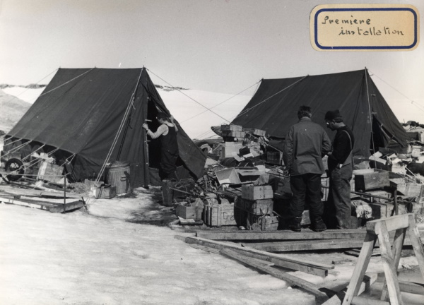 Première installation à Port-Martin en Terre-Adélie. © Météo-France.