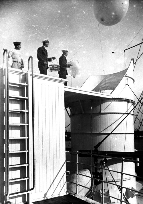 Lancement d'un ballon de radiosondage à bord du Carimaré, navire de la Compagnie générale maritime loué par l'Office national météorologique. Le Carimaré fit quatre campagnes de mesures dans l'Atlantique nord, entre 1937 et 1939. © Météo-France.