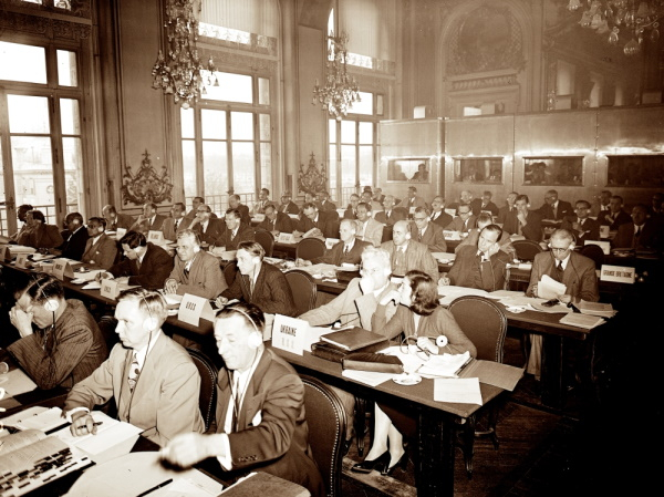 Premier congrès de l'Organisation météorologique mondiale (OMM) à Paris, en mars-avril 1951, partie de la salle des séances. © Météo-France.