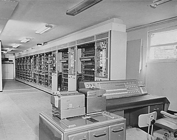 Calculateur universel KL 901 de la Société nouvelle d' électronique. © Météo-France.