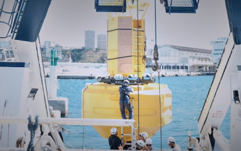 La bouée lors de son installation sur le bateau