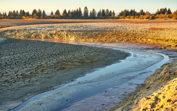 Les méandres d'une rivière en été