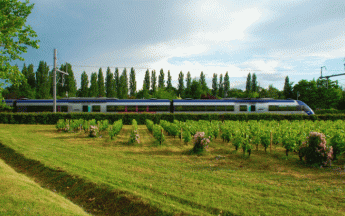 Train dans la campagne française.