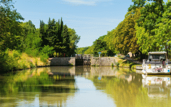 Canal du midi avec une écluse près de Carcassonne.