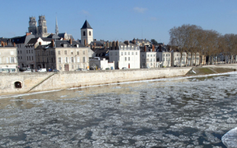 La Loire partiellement gelée à Orléans lors de la vague de froid de février 2012, un paysage qui a une faible probabilité d'être revu au 21e siècle