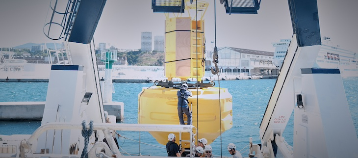 La bouée lors de son installation sur le bateau