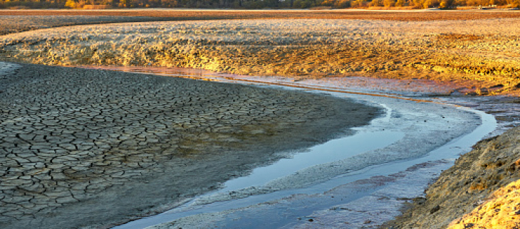 Les méandres d'une rivière en été