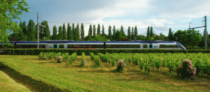 Train dans la campagne française.