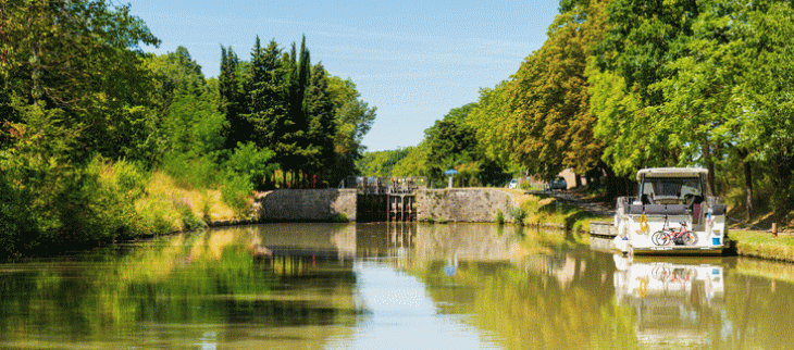 Canal du midi avec une écluse près de Carcassonne.