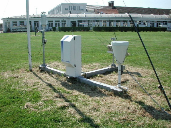 La station automatique Xaria, destinée à l'équipement du réseau Radome, en cours d'essai à Trappes. © Météo-France.