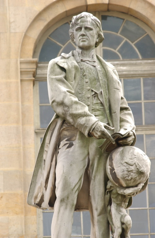Statue d'Urbain Le Verrier, fondateur du Service météorologique français, érigée devant les bâtiments de l'Observatoire de Paris. © Météo-France. Statue d'Urbain Le Verrier, fondateur du Service météorologique français, érigée devant les bâtiments de l'Observatoire de Paris. © Météo-France.