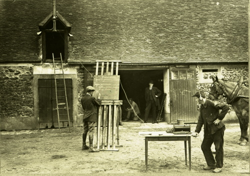 Réception du premier bulletin météorologique émis par la tour Eiffel en juillet 1922, dans une cour de ferme en Île-de-France. © Météo-France. Réception du premier bulletin météorologique émis par la tour Eiffel en juillet 1922, dans une cour de ferme en Île-de-France. © Météo-France.