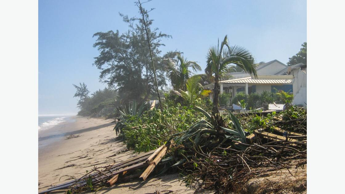 " Les vagues, à l'attaque ! " par Morgane Lebret. " Les vagues, à l'attaque ! " par Morgane Lebret.