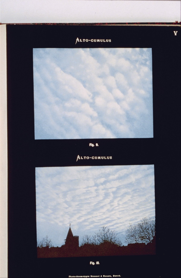 Page intérieure de l'Atlas international des nuages de 1896, avec des photographies colorisées. © Météo-France. Page intérieure de l'Atlas international des nuages de 1896, avec des photographies colorisées. © Météo-France.