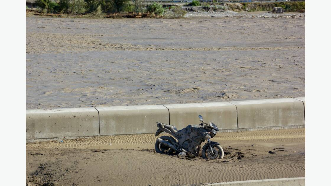 " Vestiges de la tempête Alex à Nice " par Frédéric Ameye. " Vestiges de la tempête Alex à Nice " par Frédéric Ameye.