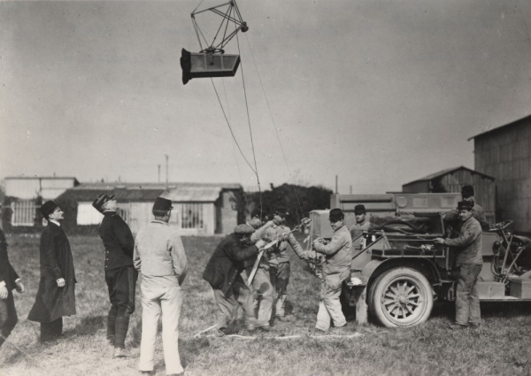 Levage d'un appareil de sondage basse couche par ballon captif de l'aérostation militaire (C. Saconet) à l'observatoire de Trappes. © Météo-France. Levage d'un appareil de sondage basse couche par ballon captif de l'aérostation militaire (C. Saconet) à l'observatoire de Trappes. © Météo-France.
