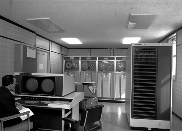 Calculateur Control Data 6400. Pupitre général avec opérateur et dérouleur de bandes. © Météo-France.