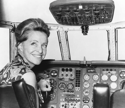 Jacqueline Auriol (1917-2000), aviatrice française, première femme présidente de la SMF. Image : collection Viollet