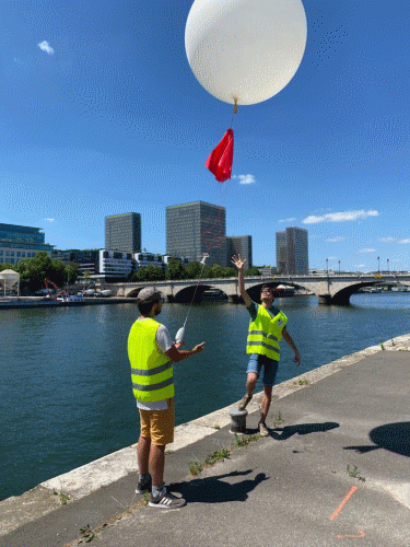 Premier lâcher de radiosondage sur les quais de Bercy le 13 juin 2022. © Météo-France
